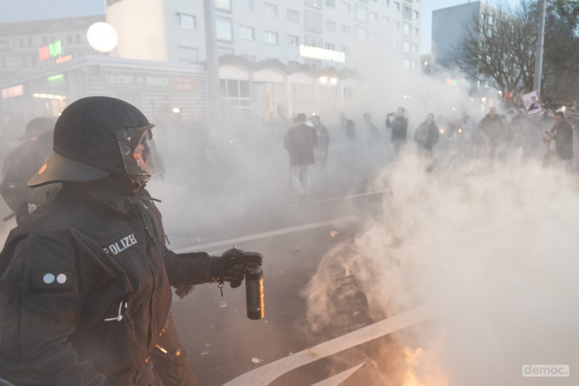 Neonazis greifen Polizei an: Randale bei Querdenken-Demo in Leipzig – democ