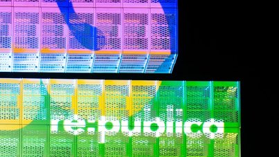 re:publica 25 Kisten mit Schriftzug